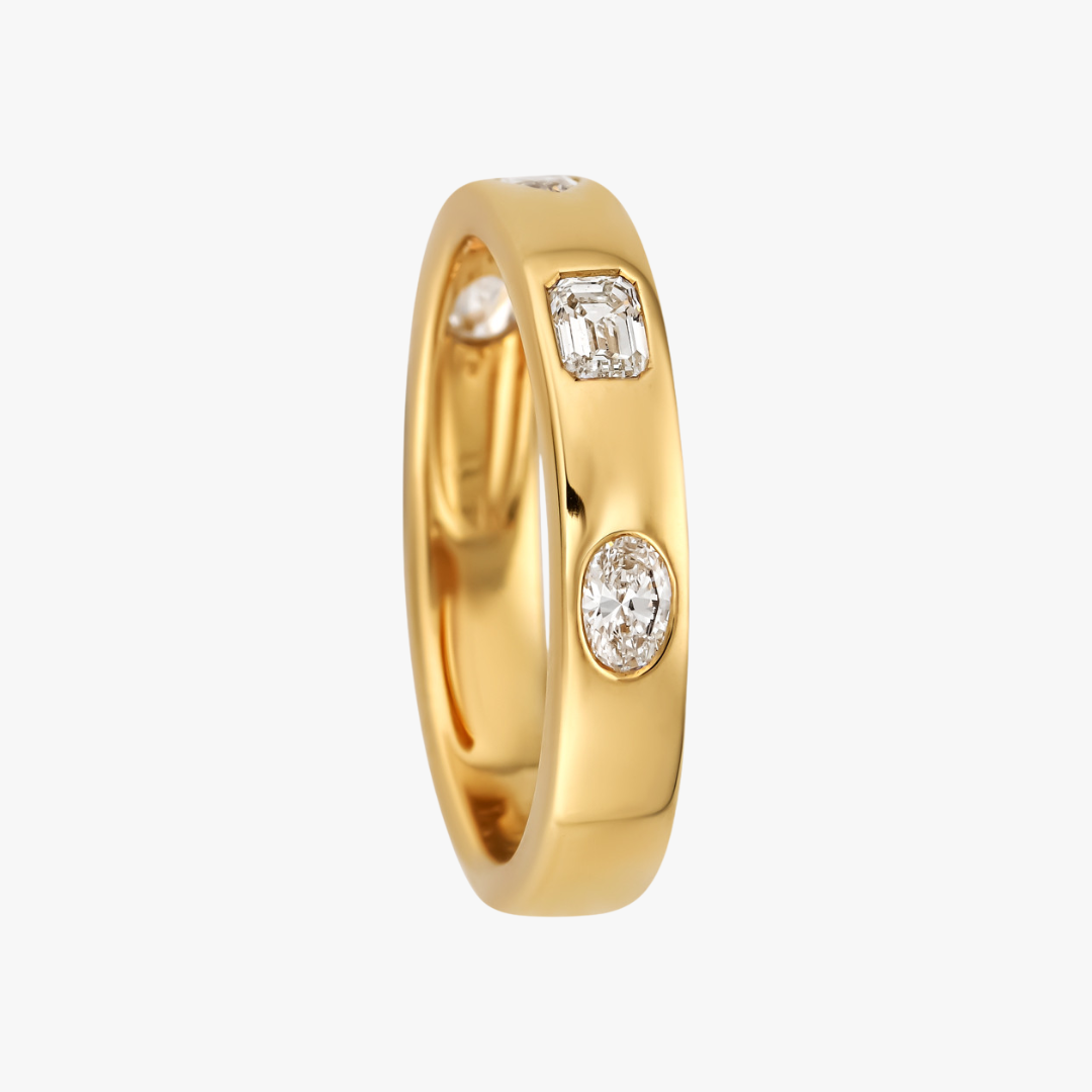 Diamond ring 14kt yellow gold with 4 diamonds in different cuts