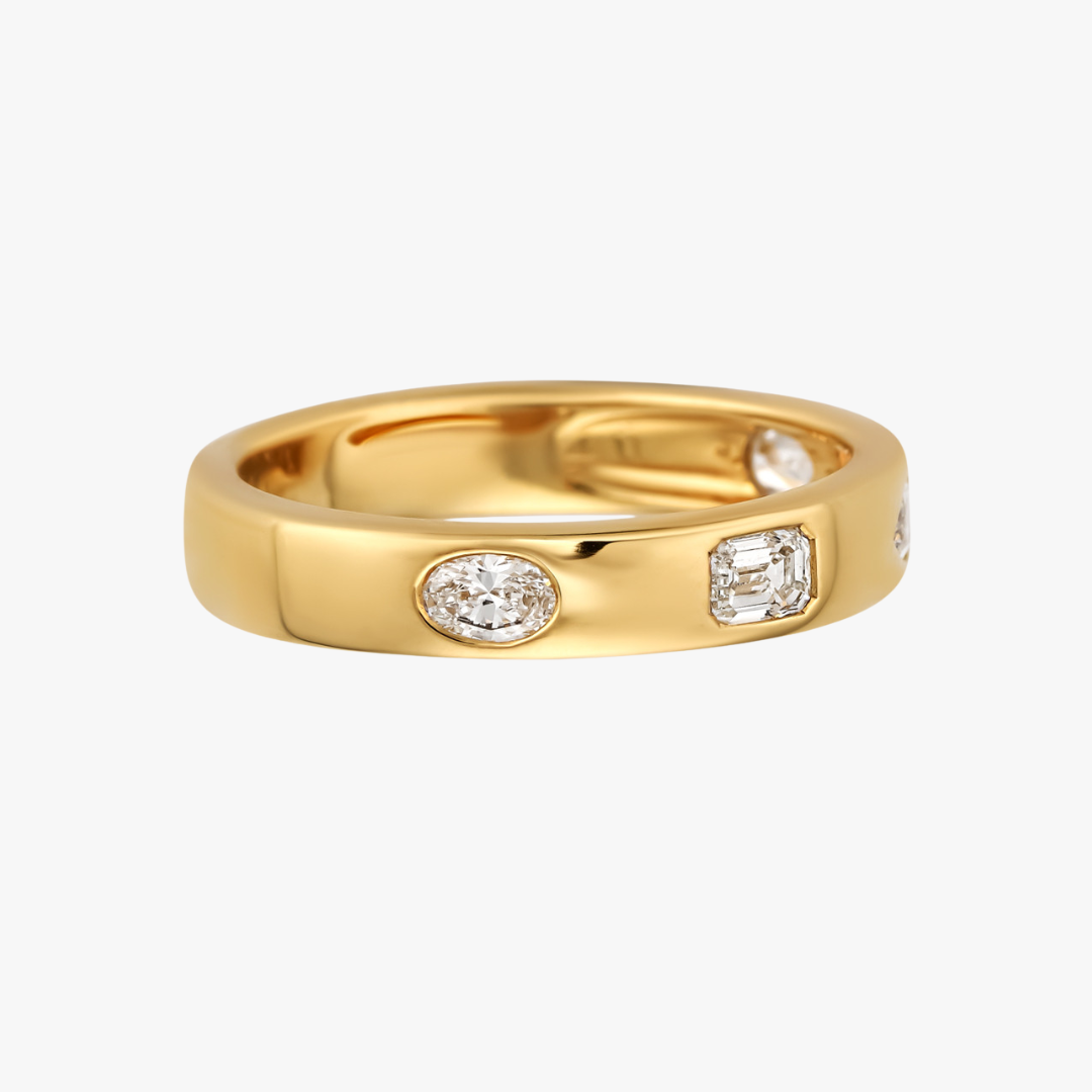 Diamond ring 14kt yellow gold with 4 diamonds in different cuts
