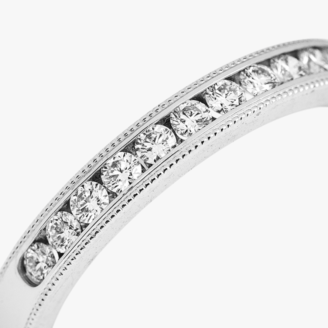 Ehering mit Diamanten in Weißgold