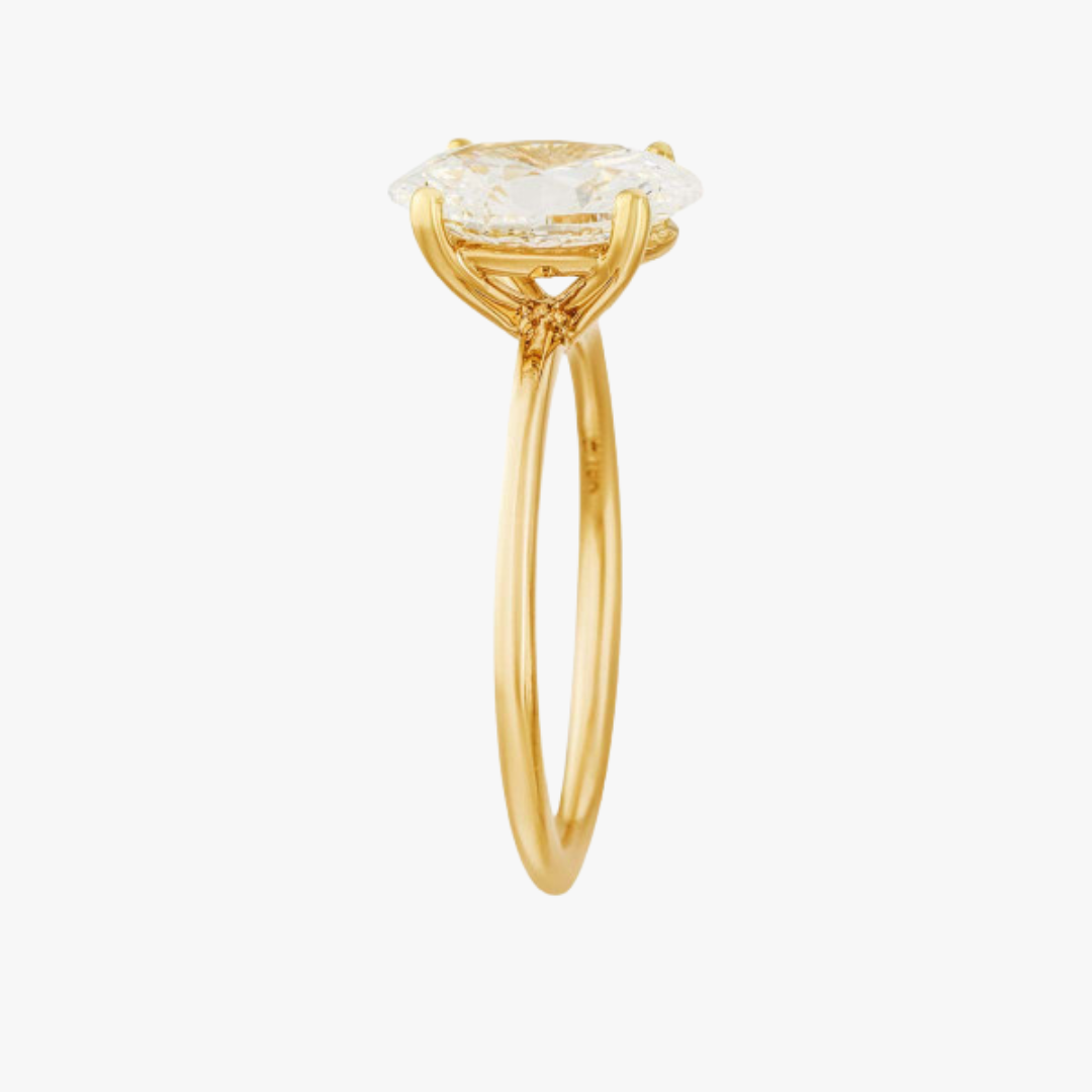 Verlobungsring mit großen Oval Diamant Seitenansicht