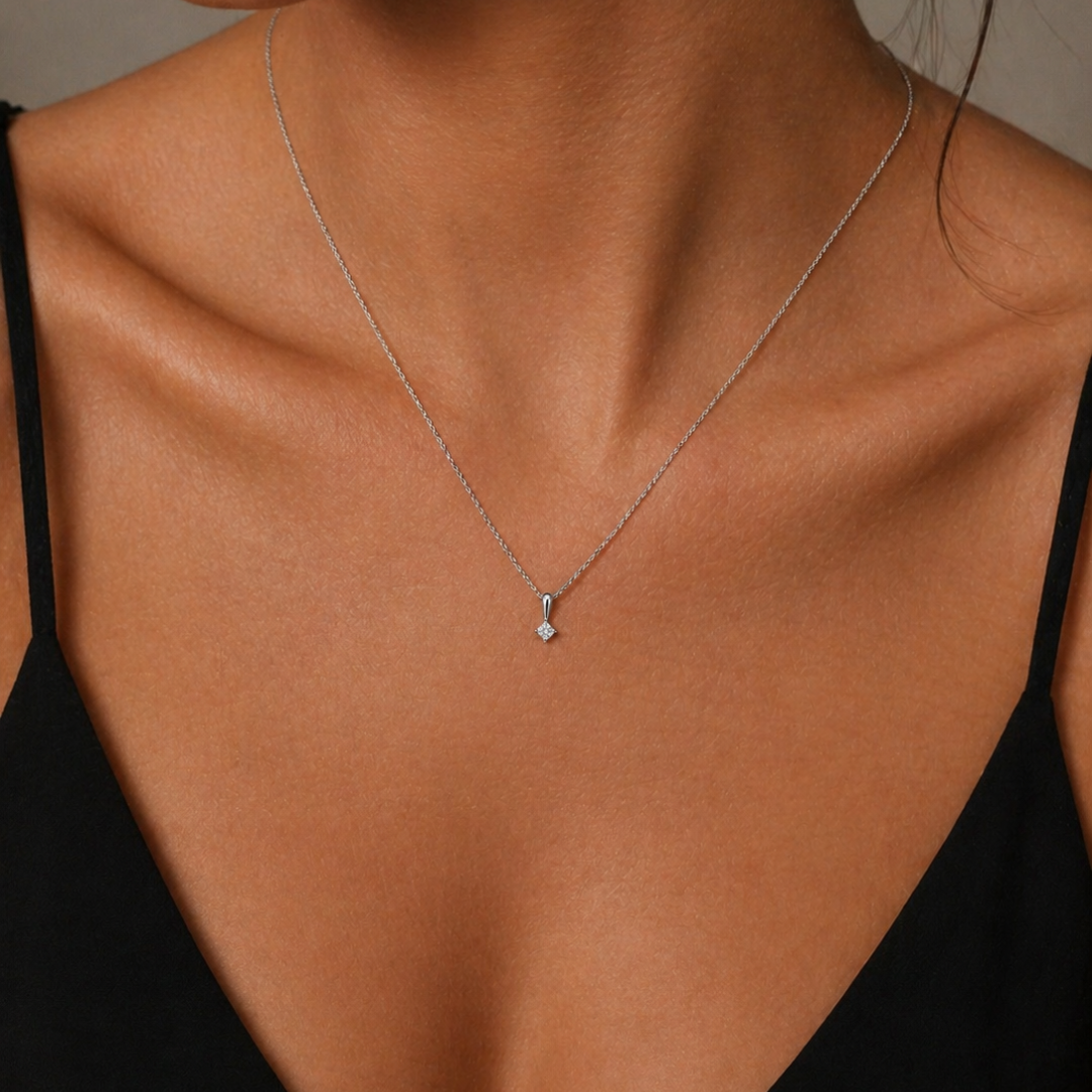 Elegante Halskette mit Natur Diamant Prinzessschliff in Weißgold