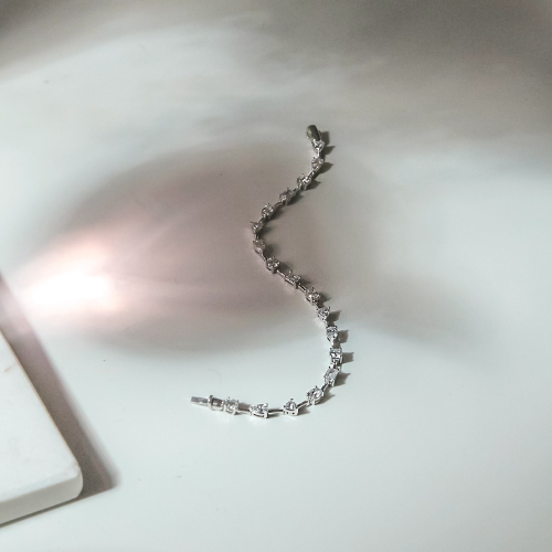 Tennis Armband mit Multi-Shape Diamanten in Weißgold