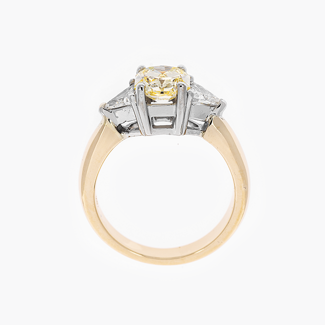 Verlobungsring mit gelben Farb Diamanten von Barrys Juwelier