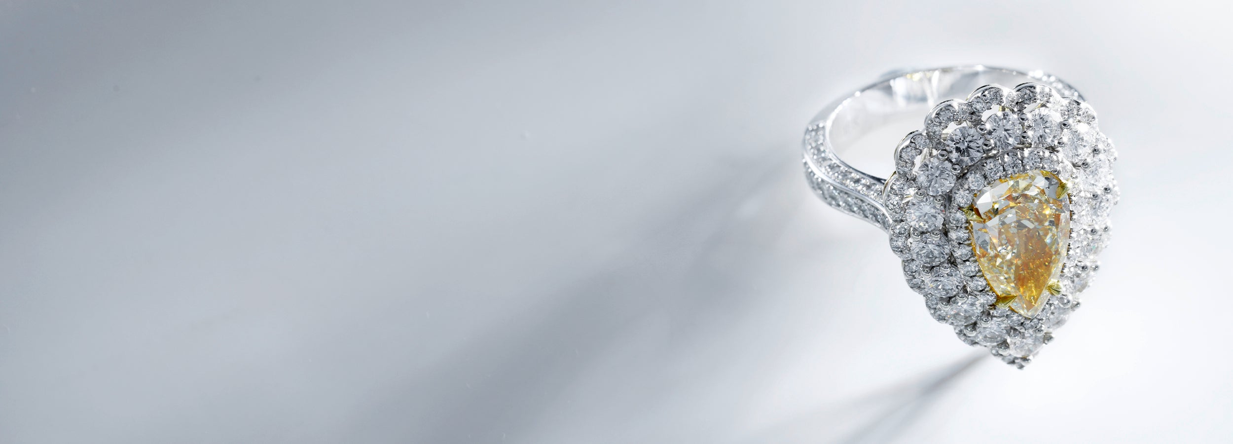 Barrys Juwelier - Newsletter Hintergrundbild mit Farb Diamant Ring