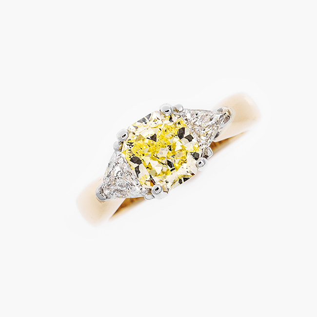 Verlobungsring mit gelben Farb Diamanten von Barrys Juwelier