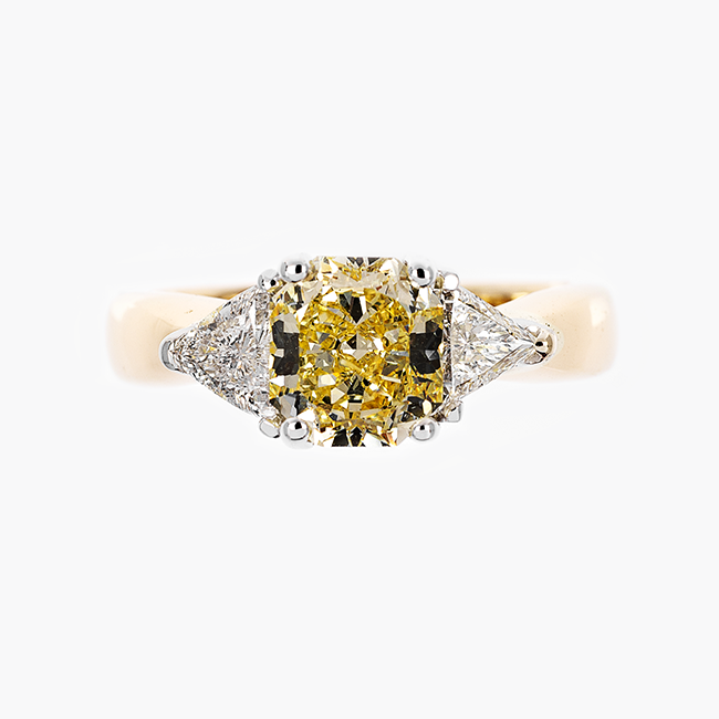 Verlobungsring mit gelben Farb Diamanten von Barrys Juwelier