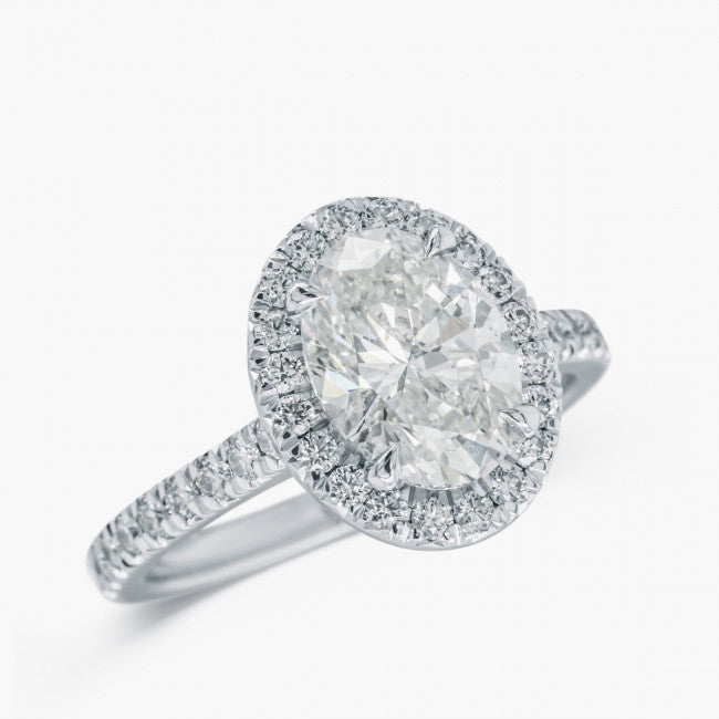 Verlobungsring mit ovalen Diamant