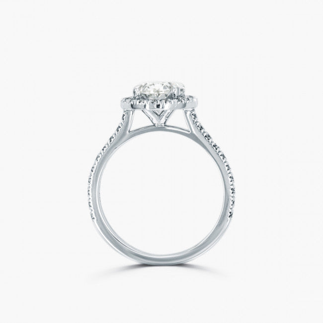 Verlobungsring mit ovalen Diamant