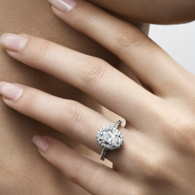 Verlobungsring mit ovalen Diamant auf Model getragen
