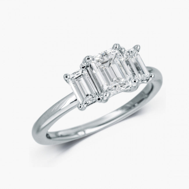 Emerald Cut Diamant Ring von Maple Leaf Diamonds
