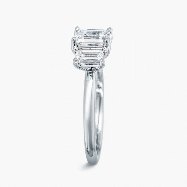Emerald Cut Diamant Ring von Maple Leaf Diamonds