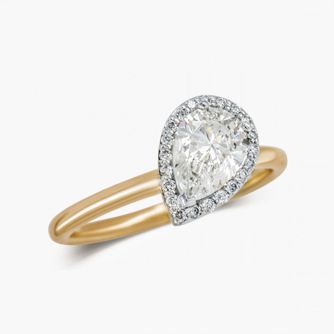 Verlobungsring in Gelbgold mit Tropfen Diamant