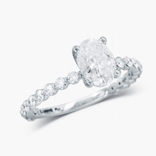 Verlobungsring mit ovalen Diamant von Maple Leaf Diamond